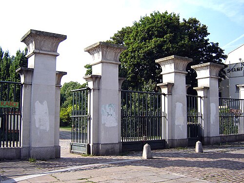 Abney Park Cemetery, Stoke Newington, Hackney, London. 4 September 2005. Photographer: Fin Fahey