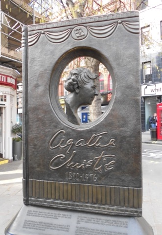 Denkmal für Agatha Christie Great Newport Street Ecke Cranbourn Street, London West End of London