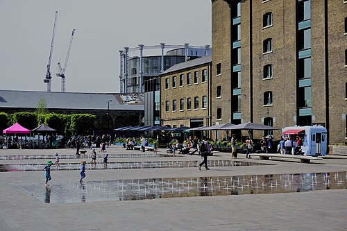 The fountains in Granary Square in front of the old granary building