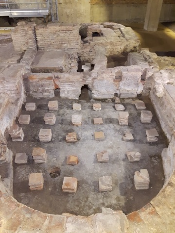 Billingsgate Bath House, 23 September 2018. The hot room ( caldarium ) is in the foreground