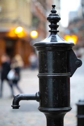 A photograph of Broad Street Pump and John Snow Memorial.