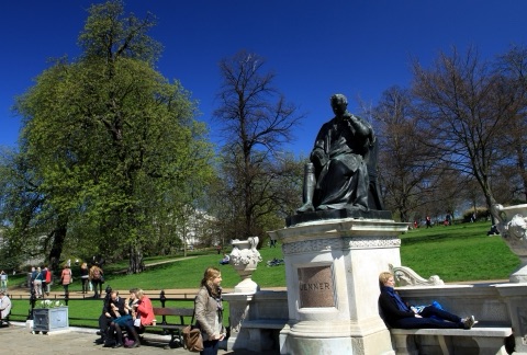 The Jenner statue in Kensington Gardens