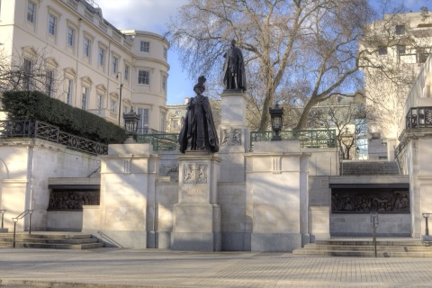 The statues of George VI and Queen Elizabeth on the steps above the Mall