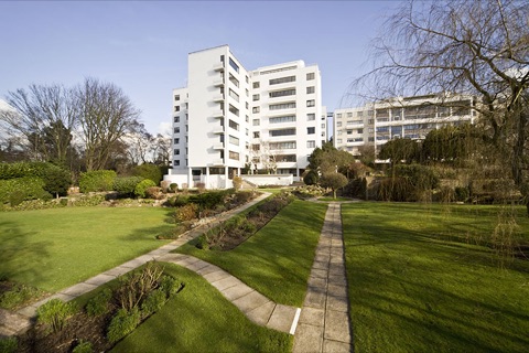 View of Berthold Lubetkin's Highpoint I from the gardens