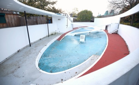 A photograph of Penguin Pool, London Zoo.