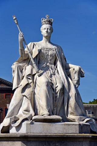 A photograph of Queen Victoria statue, Kensington Palace.