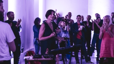 Performance of Laetitia Sadier and Basch in Studio Voltaire in July 2017
