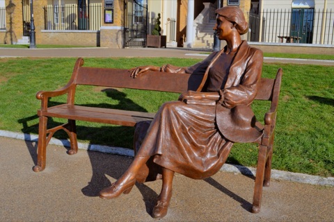 Virginia Woolf on a bench, Richmond Riverside