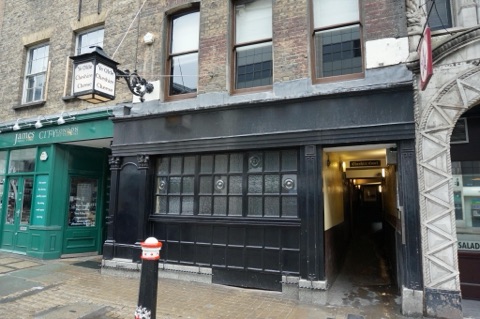 The entrance to Ye Olde Cheshire Cheese in its alley off Fleet Street
